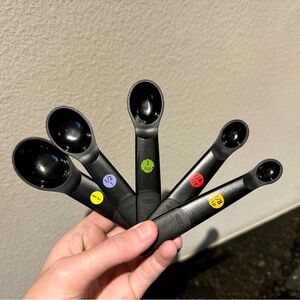 Oxo 5 piece plastic measuring spoons, black measuring spoons